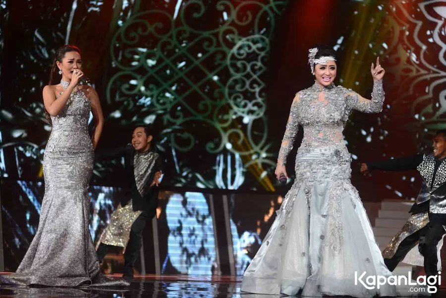 Tak sendiri, ia juga berkolaborasi dengan Zaskia Gotik lho di atas panggung © KapanLagi.com/Bayu Herdianto