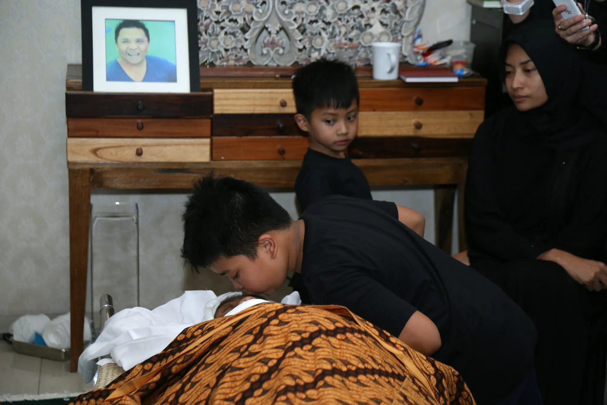 Anak Oon juga sempat mencium kening ayahnya ©KapanLagi.com®/Agus Apriyanto