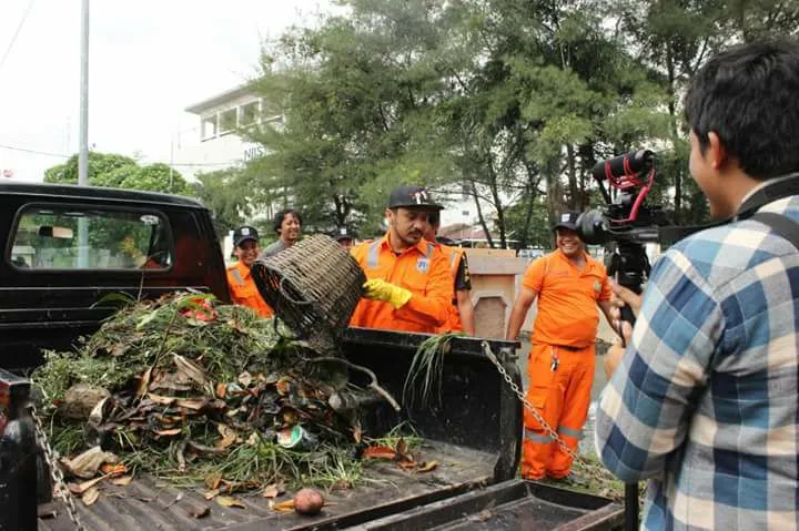 Aksi Giring Ganesha saat ikut membersihkan Jakarta © FB Dinas Lingkungan Hidup DKI Jakarta
