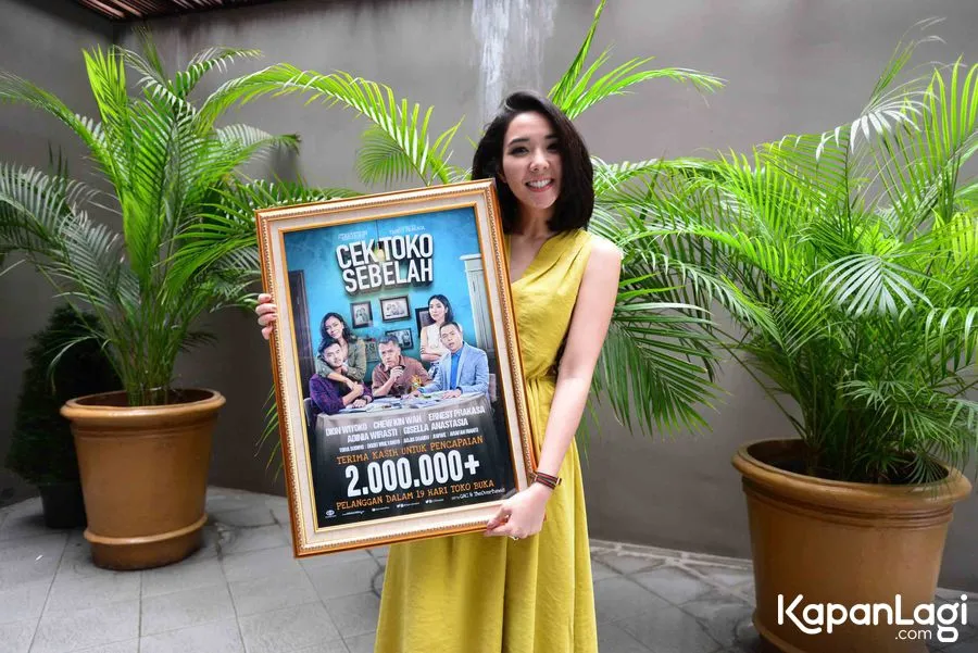 Gisella Anastasia pasang muka tembok saat ngamen di metromini © KapanLagi.com/Bayu Herdianto