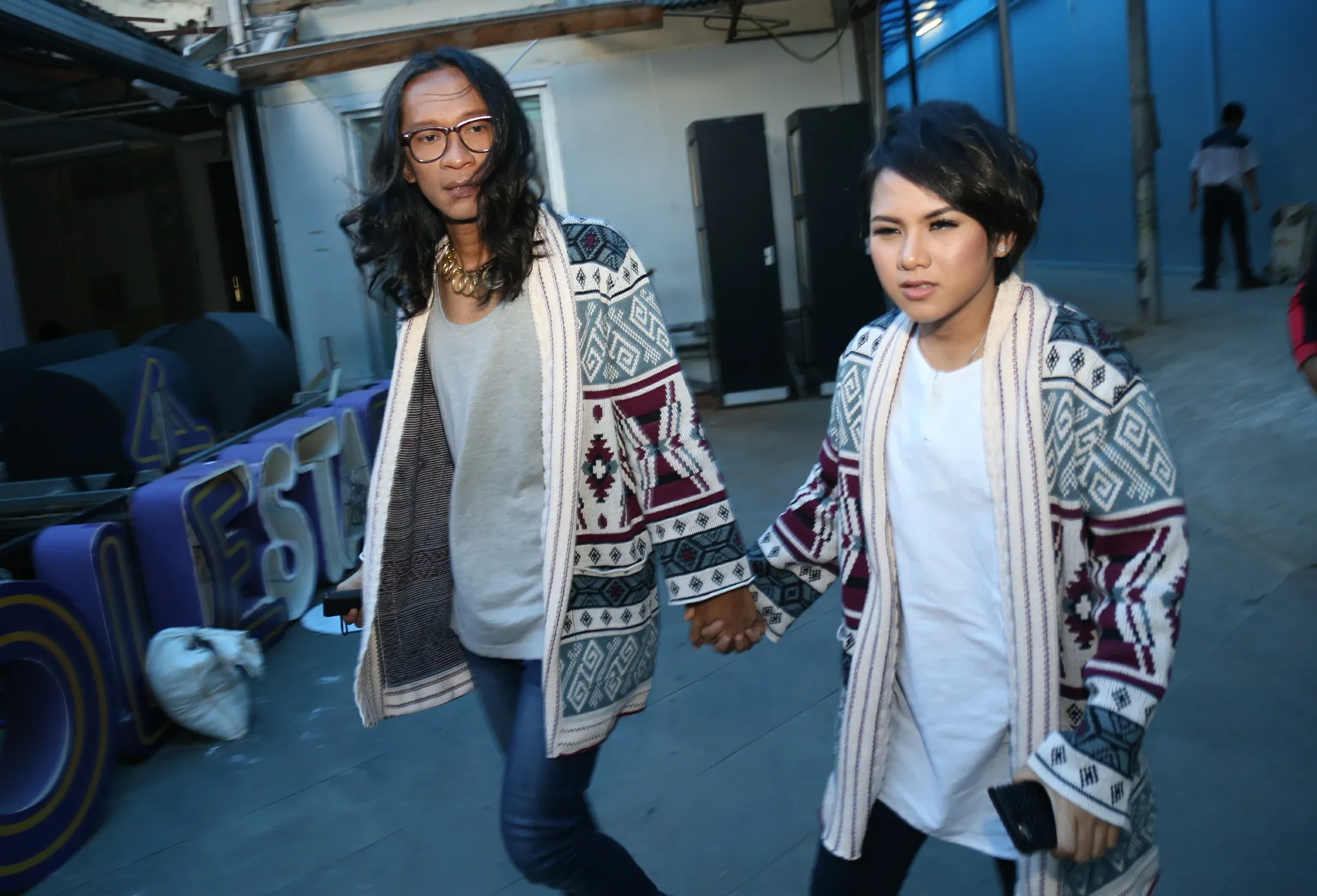 Aming dan Evelyn sama-sama tak mengeluarkan komentar apapun ketika memasuki ruangan sidang © KapanLagi.com/Agus Apriyanto