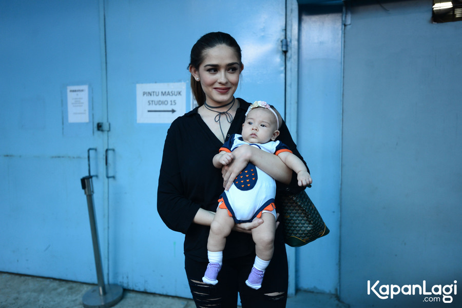 Tak ingin melewatkan momen pertumbuhan, Yasmine Wildblood fokus mengurus anak. © KapanLagi.com®/Bayu Herdianto