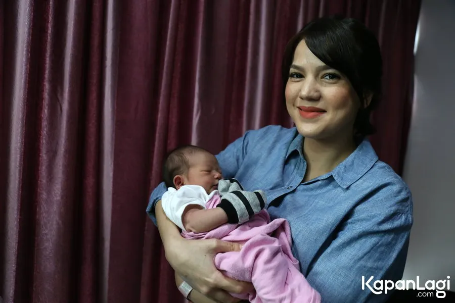 Pada bulan Januari, lahirlah bayi perempuan sehat yang Alice beri nama Alita. © KapanLagi.com/Agus Apriyanto
