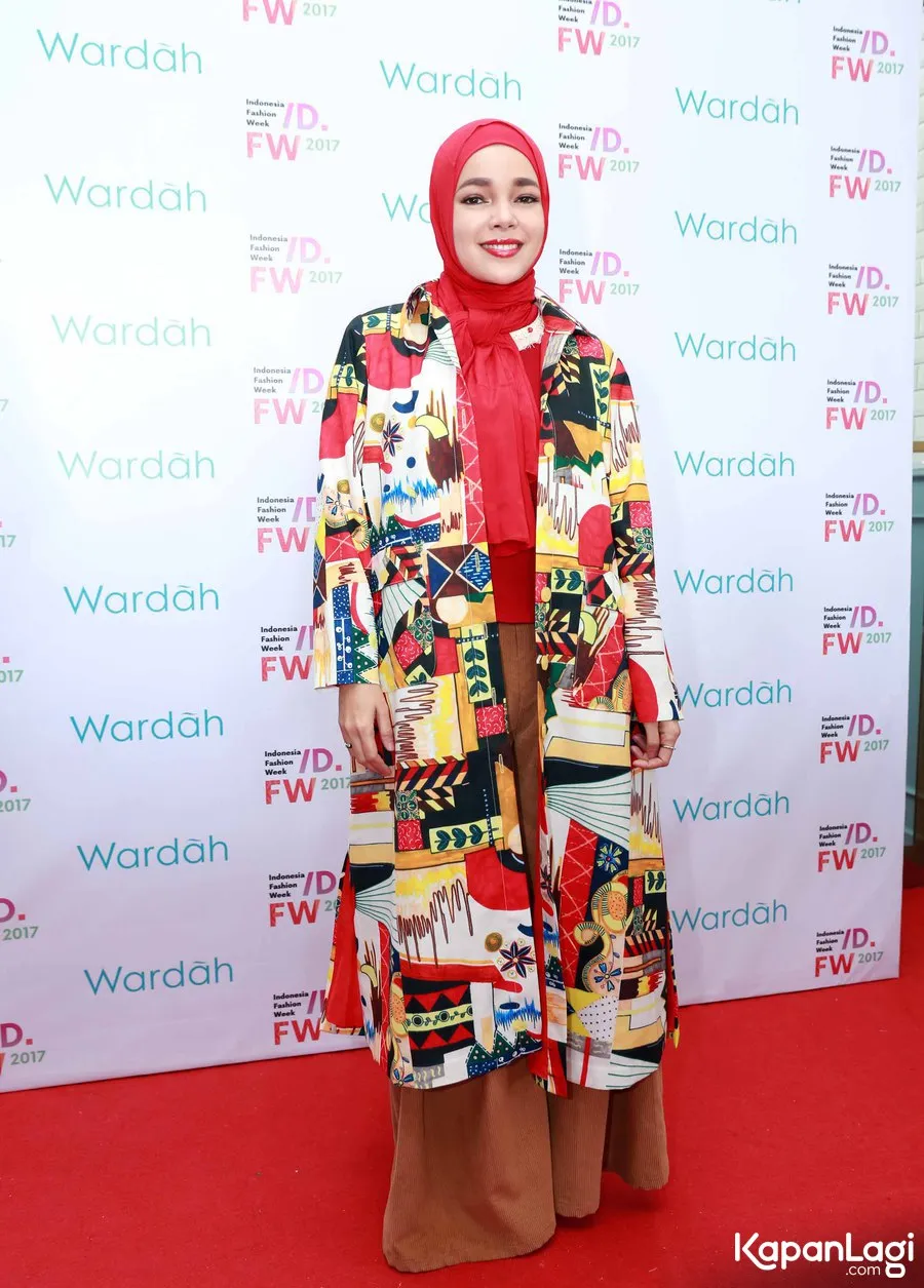 Tampil modis, Dewi Sandra kenakan busana produk lokal. © KapanLagi.com®/Muhammad Akrom Sukarya