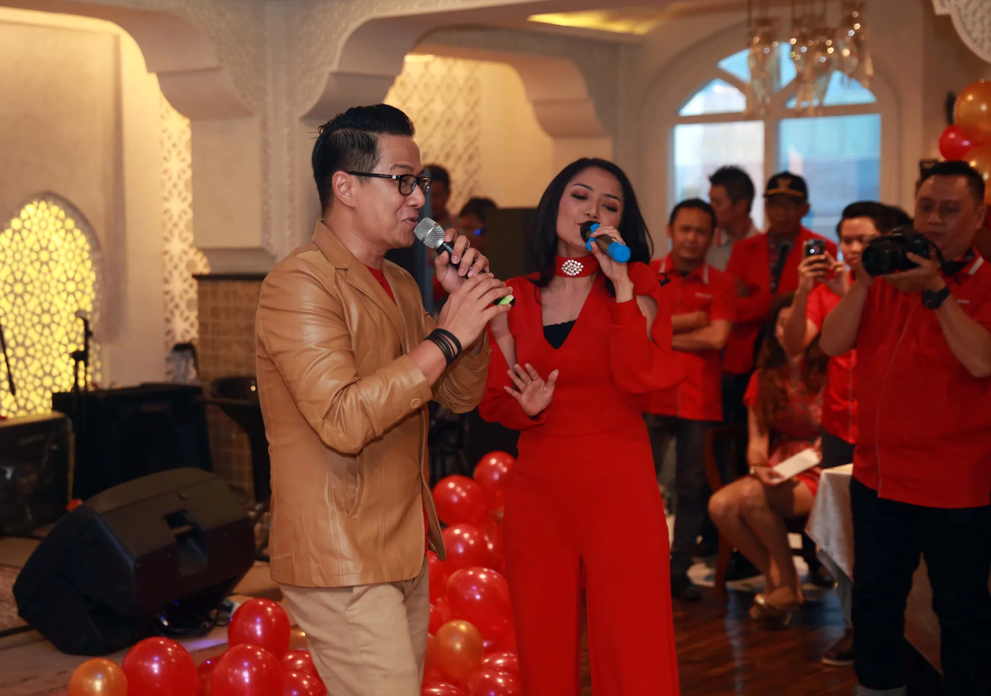 Meski awalnya sulit membagi suara, Siti Badriah bersyukur bisa berduet dengan penyanyi seperti Delon © KapanLagi.com/Muhammad Akrom Sukarya