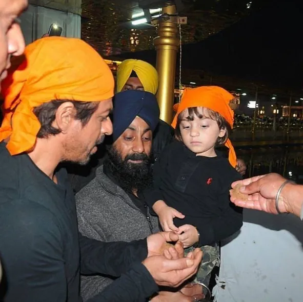SRK bawa AbRam ke manapun ia kerja ©instagram/srkworld