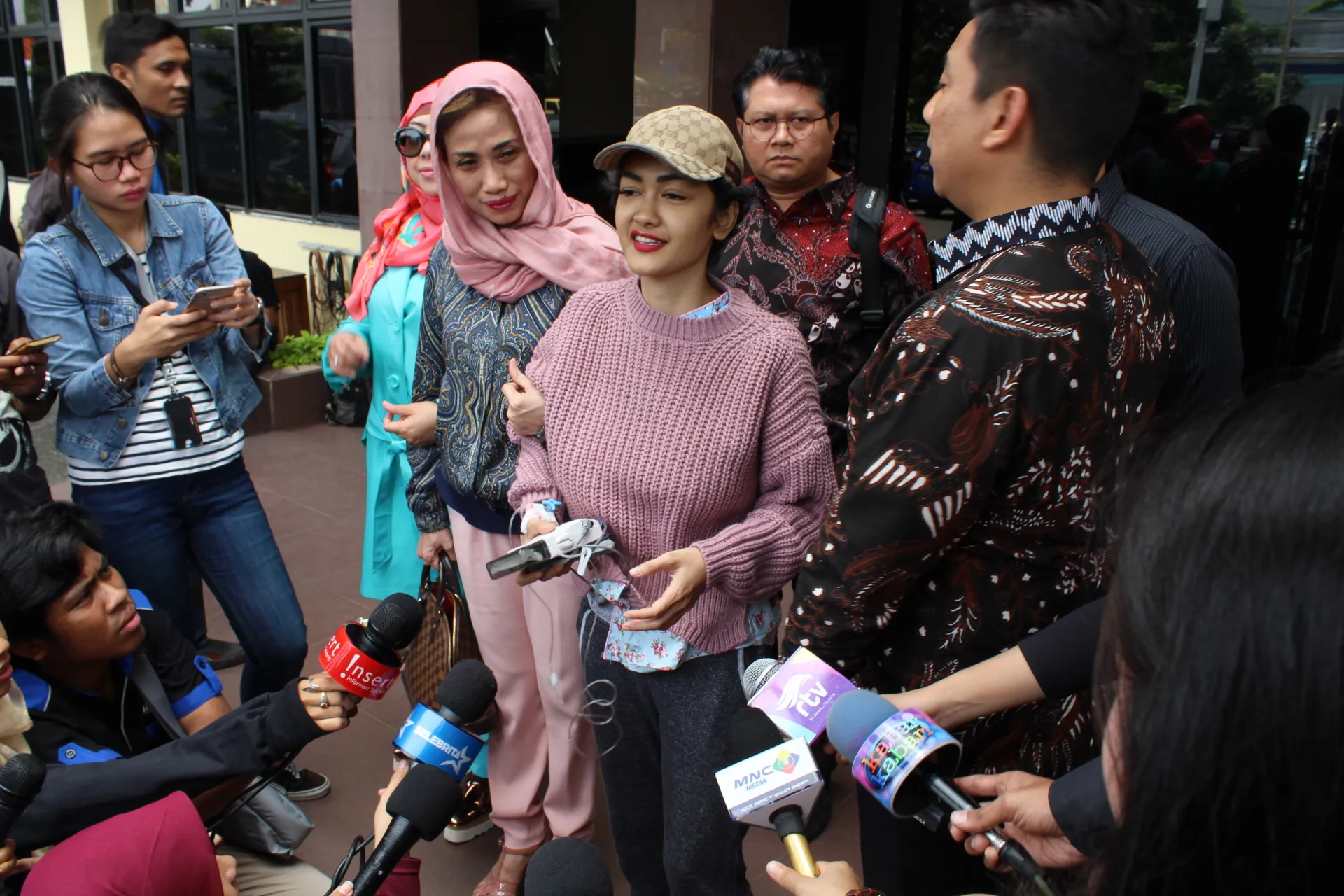 Julia Perez penuhi panggilan kepolisian © KapanLagi.com®/Bayu Herdianto