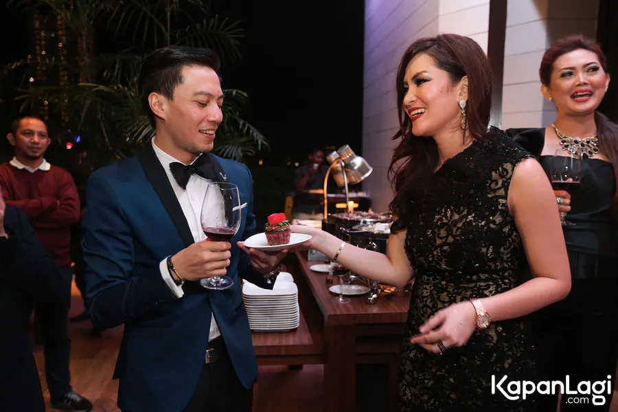Rizky dapat potongan kue pertama dari Rina © KapanLagi.com®/Budy Santoso
