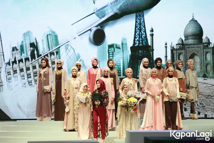 Busana muslimah dengan tone warna pastel ini karya Amy Qanita. © KapanLagi.com®/Muhammad Akrom Sukarya