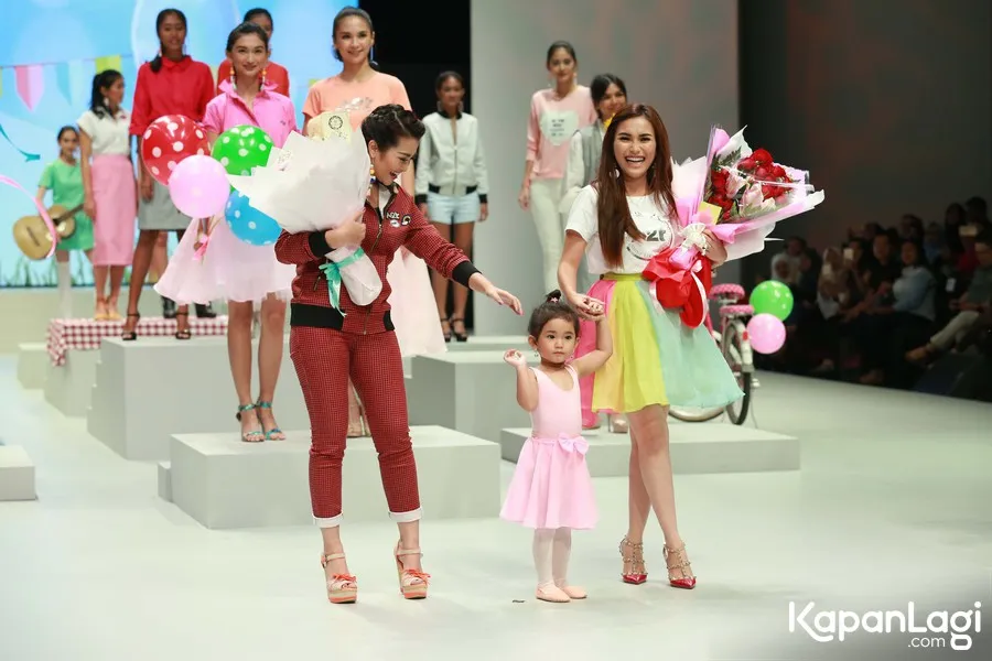 Dengan tema piknik, Ayu Ting Ting pamerkan busana A2T. © KapanLagi.com®/Muhammad Akrom Sukarya