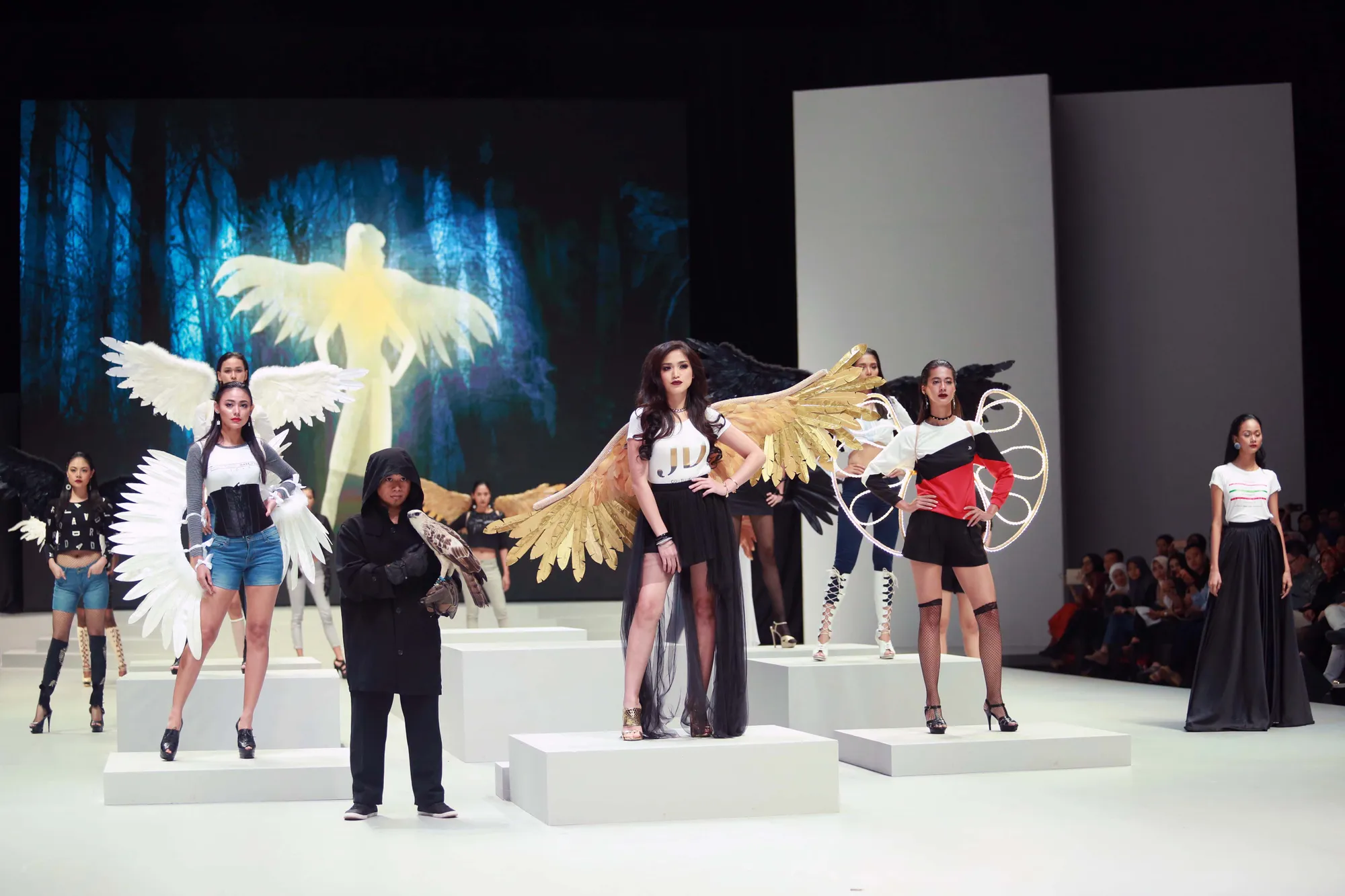 Jessica Iskandar, saat memamerkan koleksi fashion miliknya di 'Indonesia Fashion Week 2017' © KapanLagi.com/Muhammad Akrom Sukarya