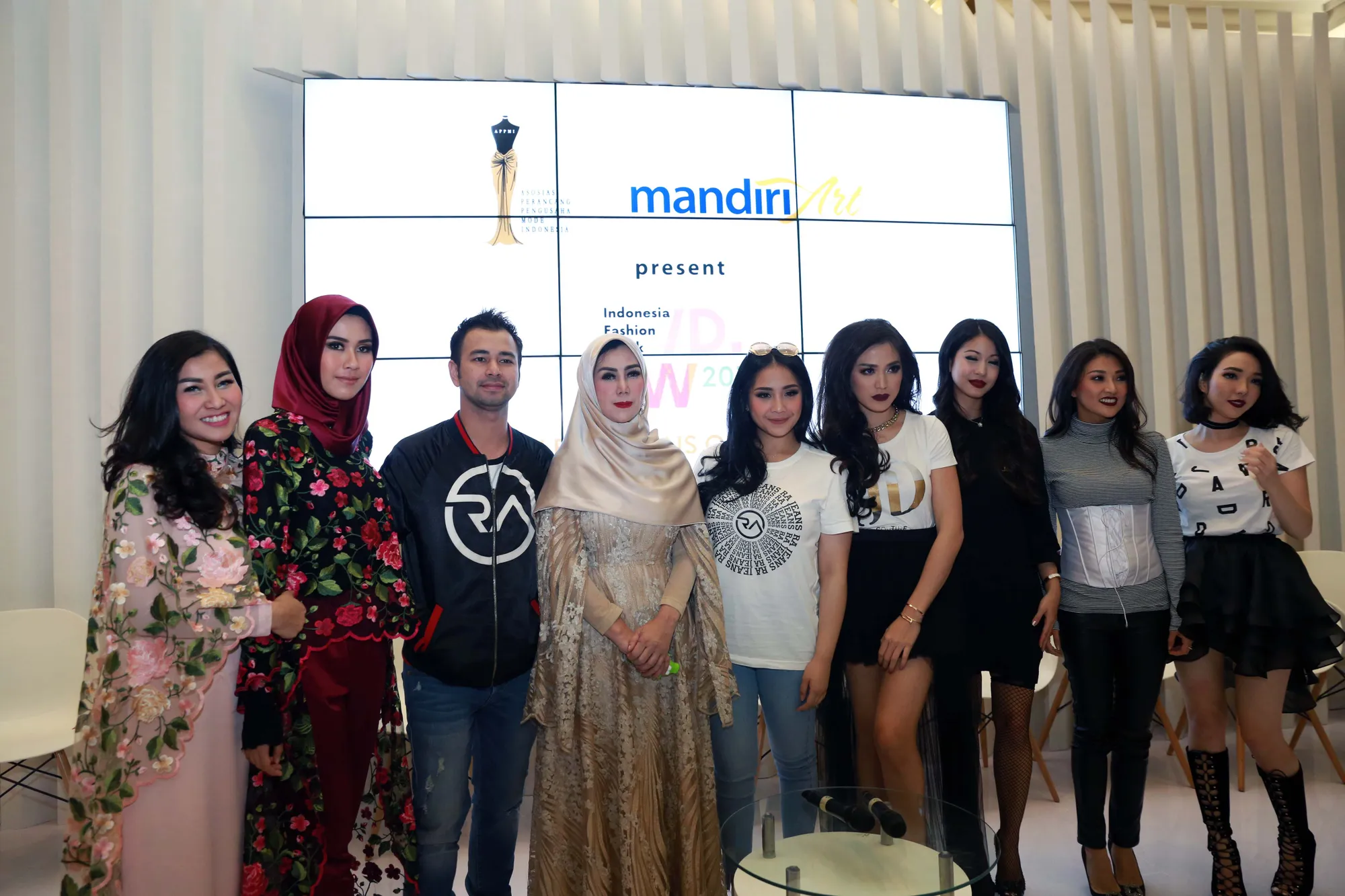 Tak ingin membiarkan anak sampai mengantuk, Jessica Iskandar tak ajak El Barack ke 'Indonesia Fashion Week 2017' © KapanLagi.com/Muhammad Akrom Sukarya