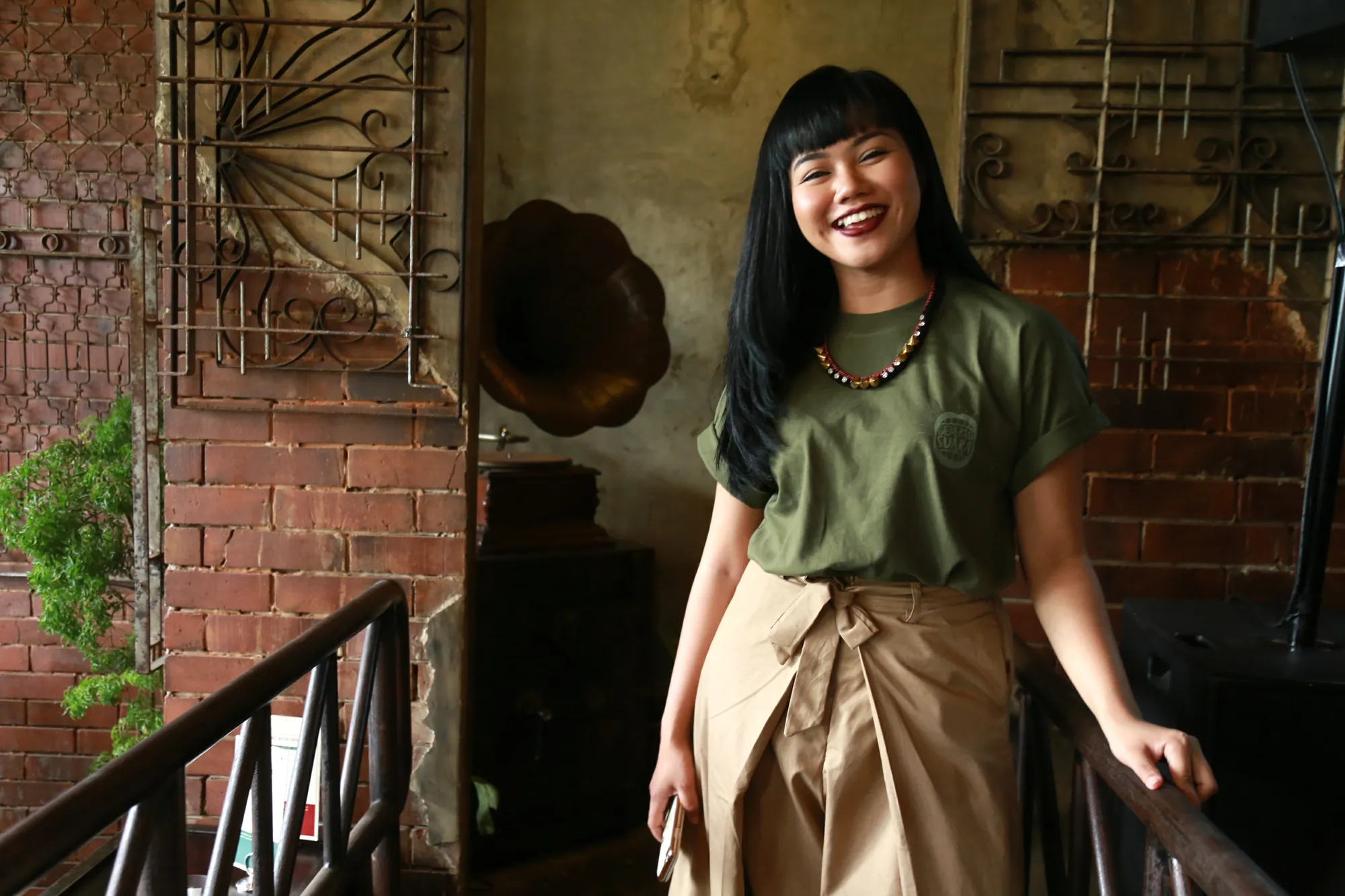 Yura Yunita raih penghargaan Pencipta Lagu Pop Terbaik di AMI Awards 2017 © KapanLagi.com/Agus Apriyanto