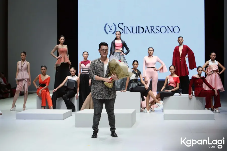 Desainer muda Yosep Sinudarsono hadirkan koleksi yang chic dan stylish. © KapanLagi.com®/Muhammad Akrom Sukarya