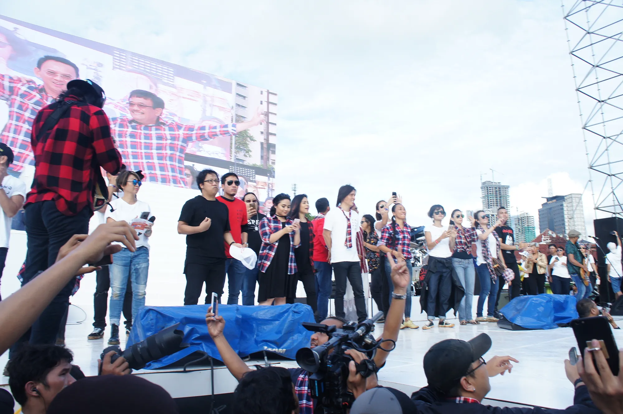 Krisdayanti, saat tampil bersama sederet musisi dan artis di #KonserGue2 © KapanLagi.com/Fikri Alfi Rosiyadi