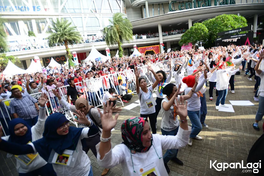Orang-orang yang datang di acara World Cancer Day ramai-ramai menari dengan iringan lagu Rachel Platten Fight Song dan Stand By You © KapanLagi.com/Bayu Herdianto