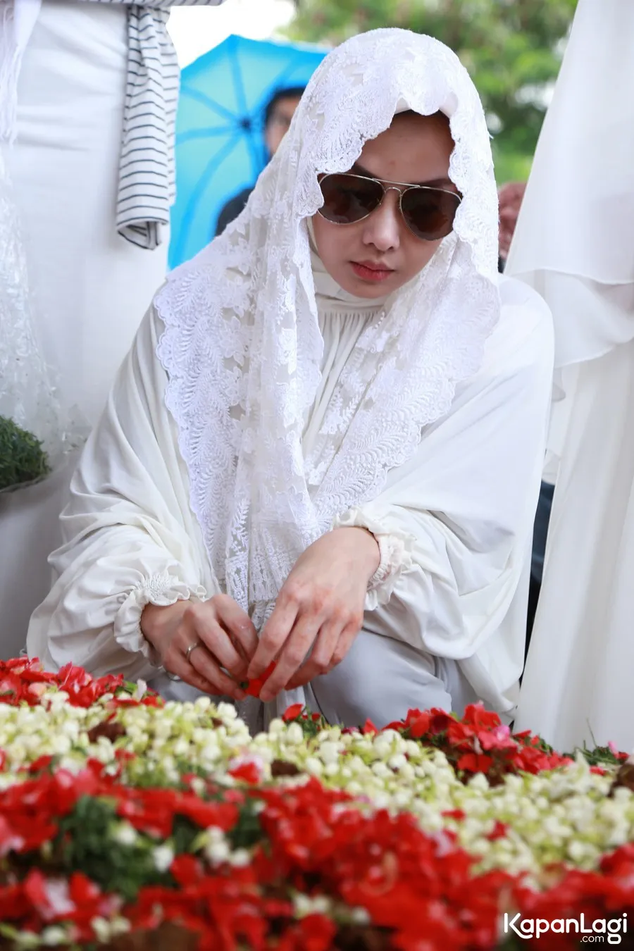 Terry Putri di pemakaman sang ibunda © KapanLagi.com®/Agus Apriyanto