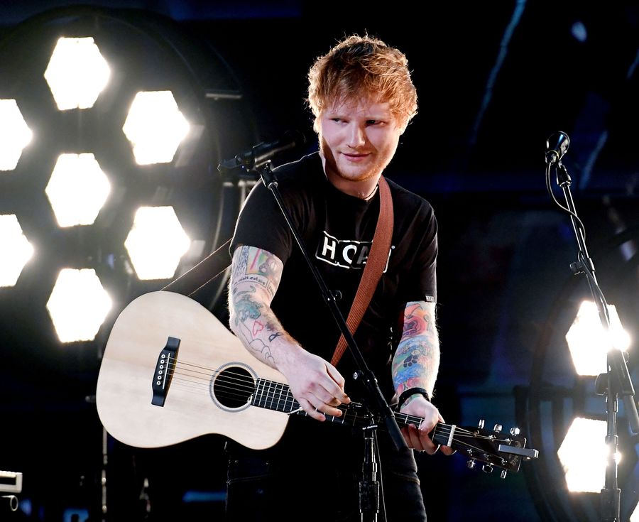 Ed Sheeran memilih untuk bercengkrama dengan teman dan keluarga di backstage © AFP