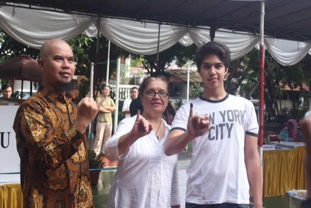 Ahmad Dhani bersama ibu dan El Rumi usai menyoblos. © Rushell Ambarita