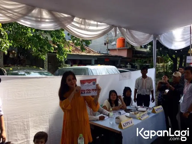 Jedar melakukan pemilihan di TPS dekat rumahnya. © KapanLagi.com/Sahal Fadli