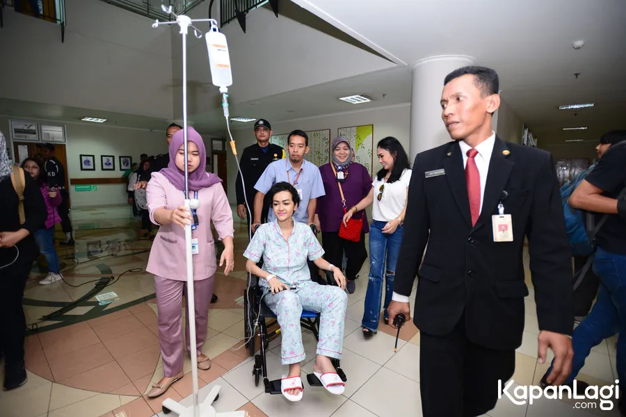 Rico Ceper tak kuasa tahan rasa sedih saat besuk Julia Perez © KapanLagi.com/Bayu Herdianto