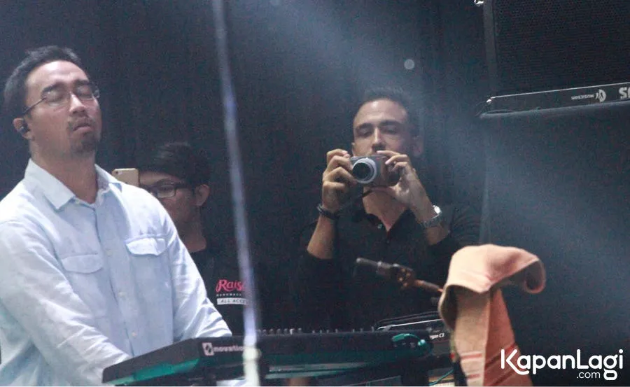 Hamish Daud tampak merekam penampilan Raisa. © KapanLagi.com/Mathias Purwanto