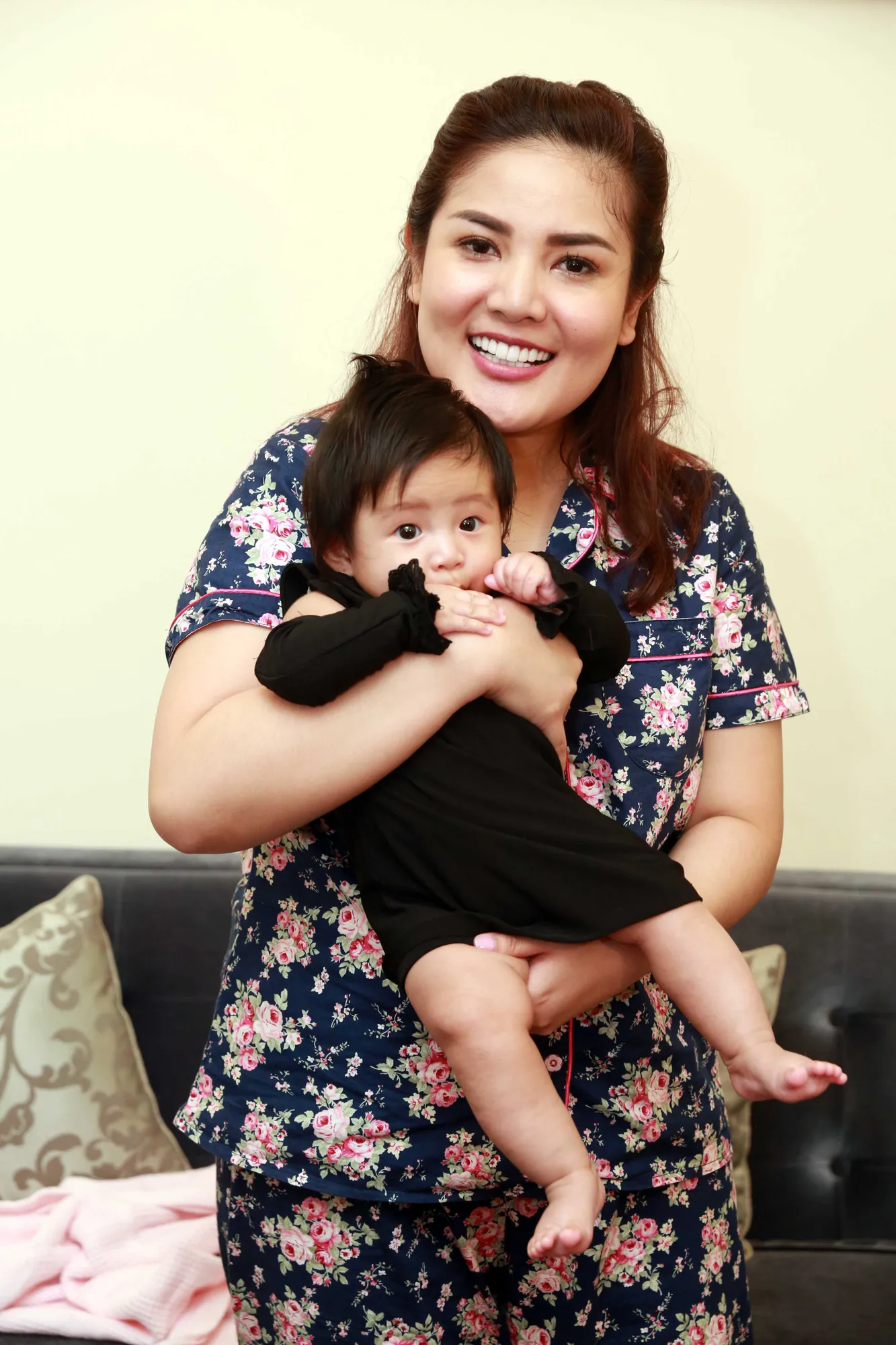 Nindy sedang sibuk mengurus buah hatinya © KapanLagi.com/Muhammad Akrom Sukarya