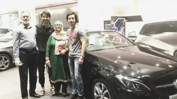 Ketika beli mobil, Shaheer mengajak ayah ibunya untuk test drive ©instagram/shaheernsheikh