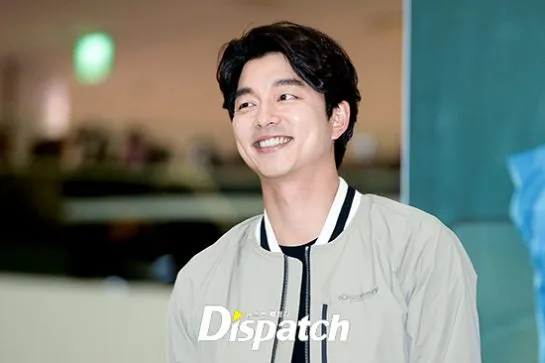Penampilan terbaru Gong Yoo di event fan-sign. © dispatch.co.kr