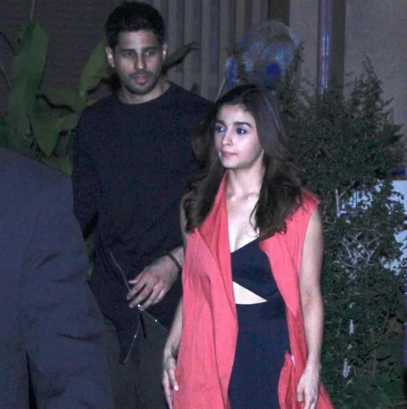 Dua pekan lalu, Sidharth dan Alia sudah berani muncul bersama ©instagram/manav.manglani