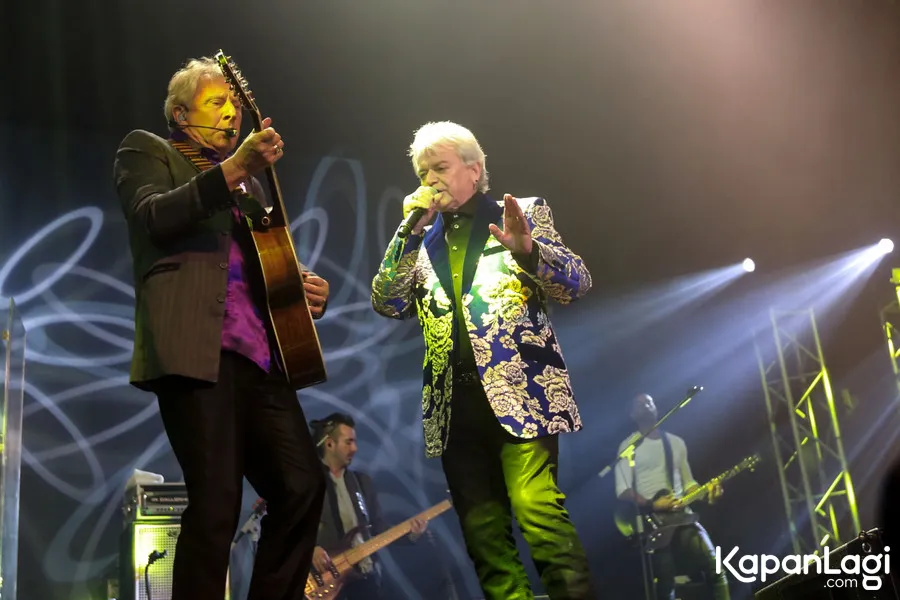 Air Supply berhasil membawa penggemar di Ibu Kota mengenang masa muda saat pacaran dulu lewat lagu-lagu yang dibawakan. © KapanLagi.com/Budy Santoso