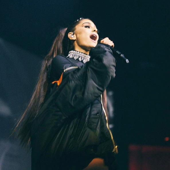 Ariana Grande batalkan turnya hingga tanggal 5 Juni mendatang