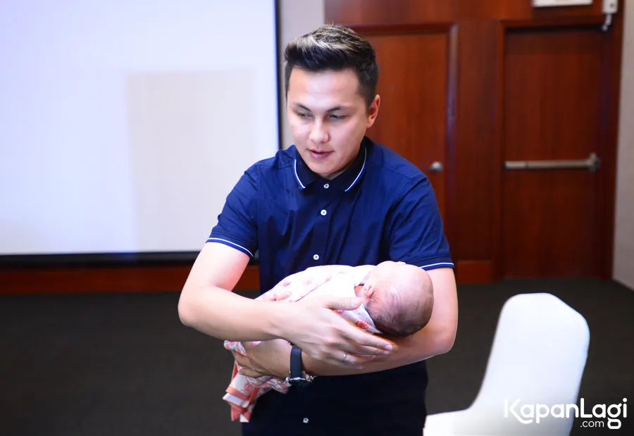 Andhika Pratama saat gendong anak ke-empatnya © KapanLagi.com/Bayu Herdianto