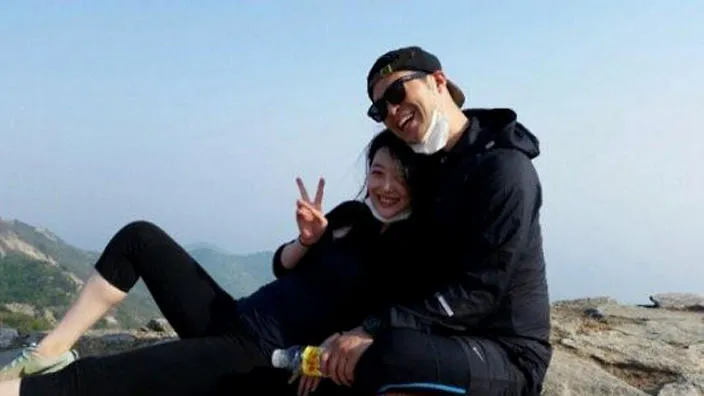 Sulli dan Choiza dirumorkan balikan. © Instagram/Sulli