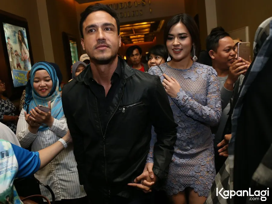Hamish Daud gandeng mesra Raisa di depan fans. © KapanLagi.com/Agus Apriyanto