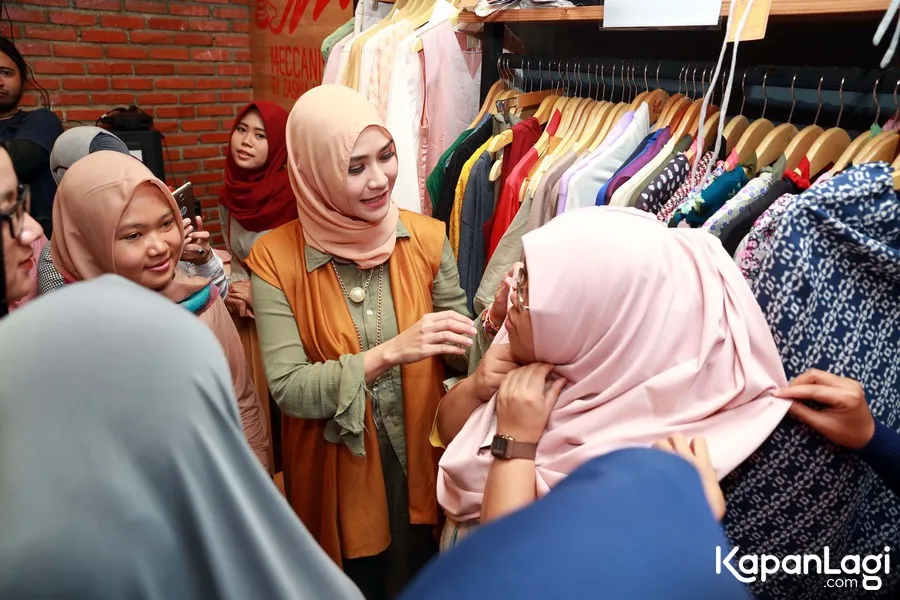 Zaskia sempat memberikan tutorial mengenakan hijab pada pengunjung yang datang. © KapanLagi.com/Muhammad Akrom Sukarya