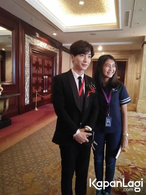 Leeteuk dengan ramah berfoto dengan salah satu penggemar. © KapanLagi.com/Nuzulur Rakhmah