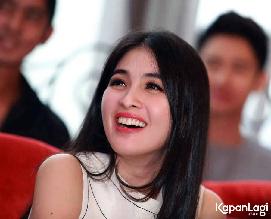 Sandra Dewi sangat antusias saat ditanya perihal momongan © KapanLagi.com/Muhammad Akrom Sukarya