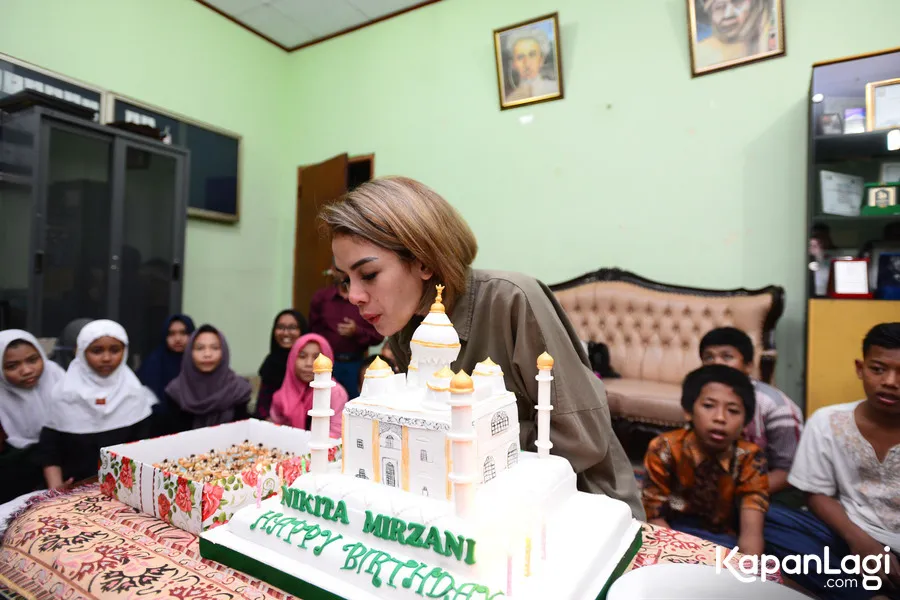 Nikita Mirzani saat merayakan ulang tahunnya yang ke-31. © KapanLagi.com/Bayu Herdianto