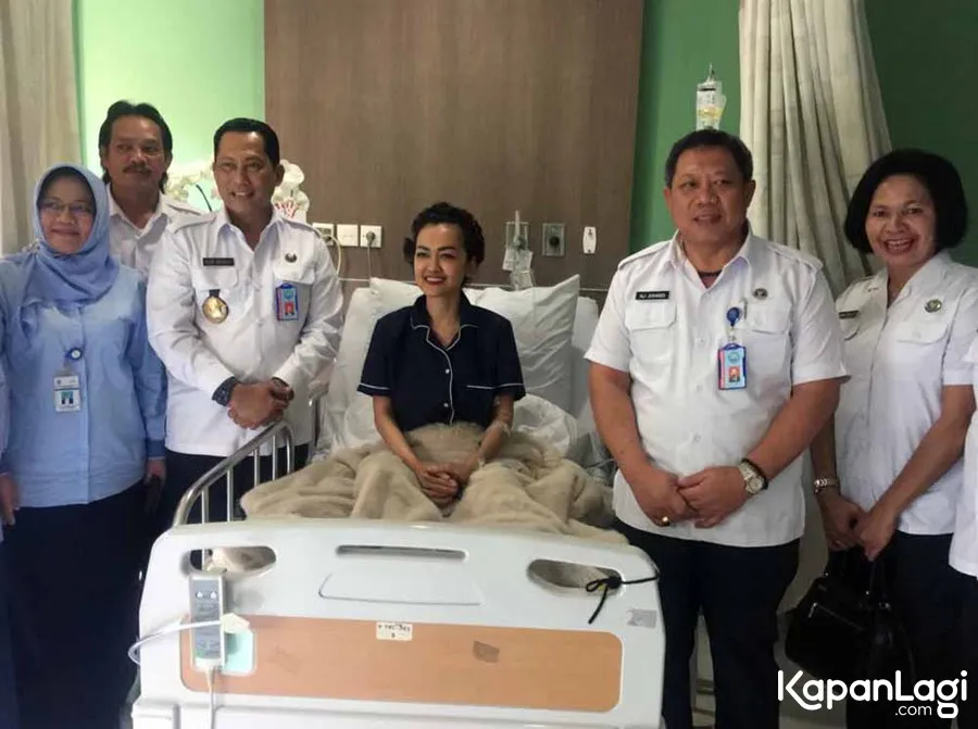 Kondisi Jupe sekarang linglung dan halusinasi, adik tetap berharap kakaknya bisa ikut Pilkada putaran 2. © KapanLagi.com/Muhammad Akrom Sukarya