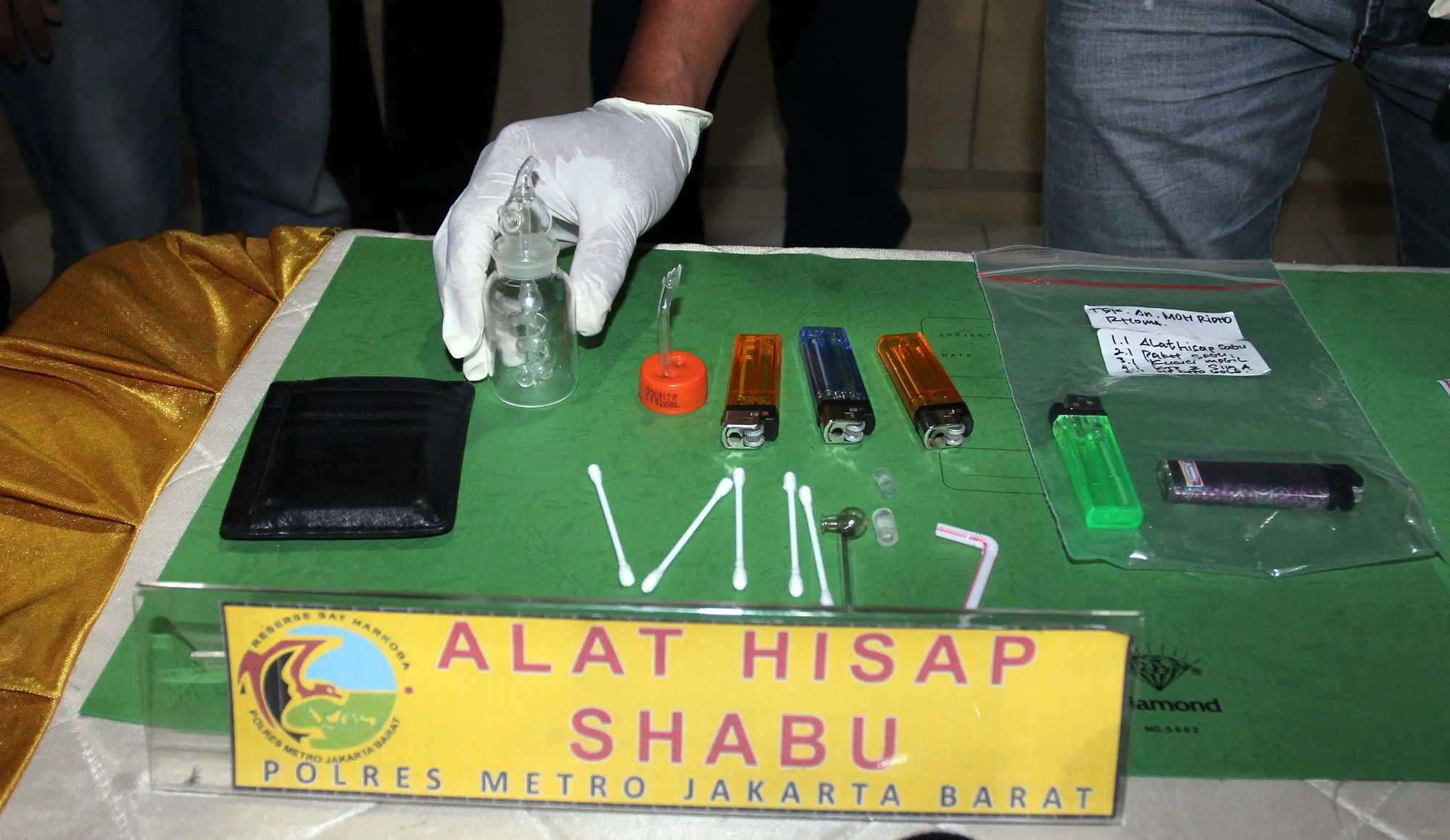 Ridho ditangkap dengan barang bukti ini ©KapanLagi.com®/Muhammad Akrom Sukarya