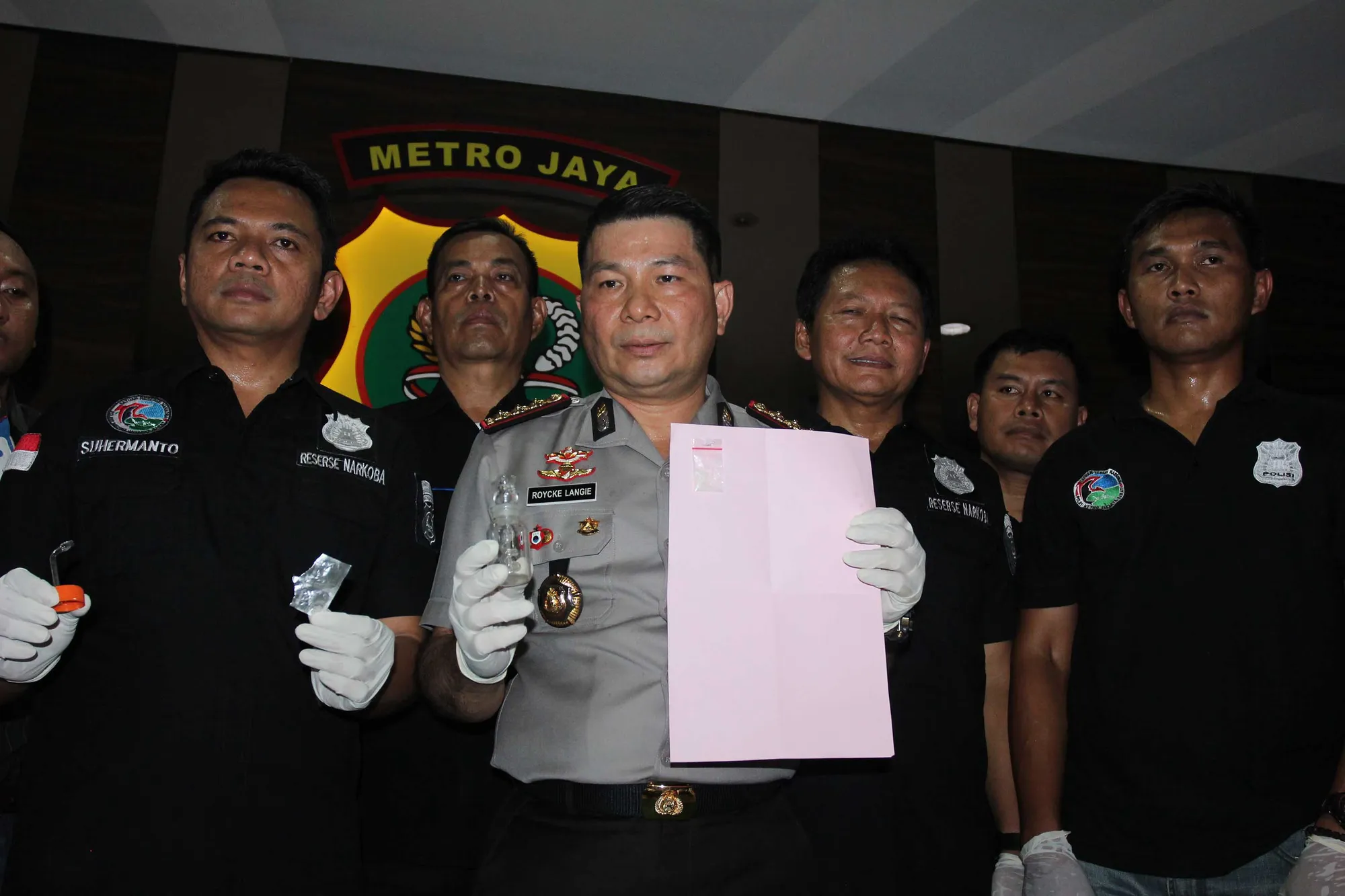Polisi beserta barang bukti narkoba yang dibawa oleh Ridho ketika ditangkap ©KapanLagi.com®/Muhammad Akrom Sukarya