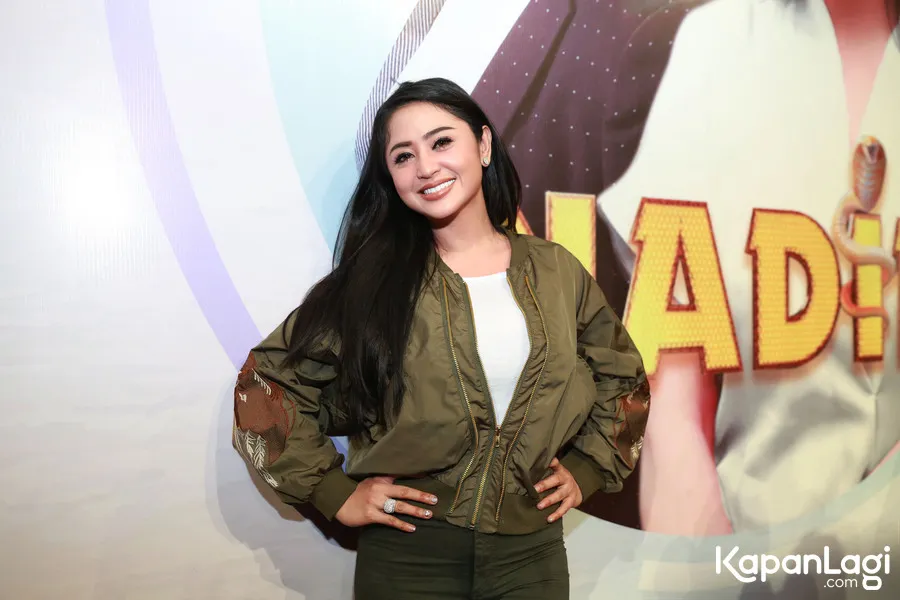 Dewi Perssik belajar banyak tarian demi perankan tokoh Nadin. © KapanLagi.com/Muhammad Akrom Sukarya