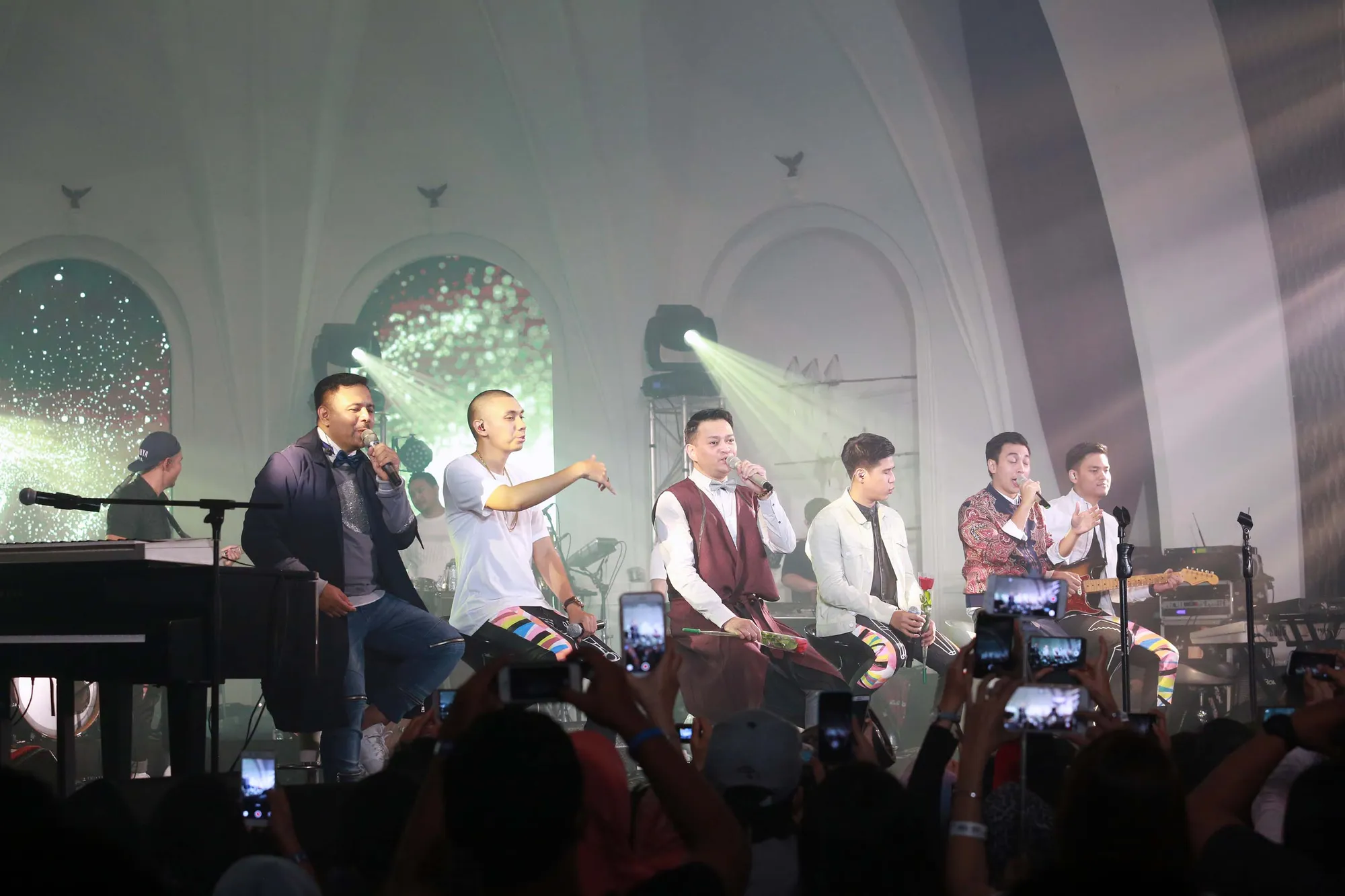 Kahitna dan RAN sukses membuat para penikmat musiknya tenggelam dalam suasana syahdu bersama lagu-lagu hits mereka © KapanLagi.com/Muhammad Akrom Sukarya