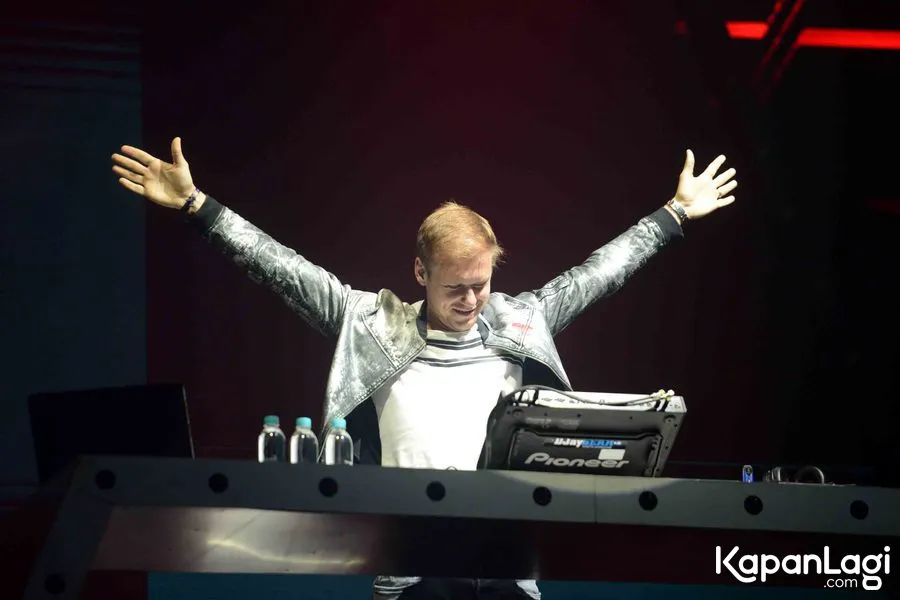 Enjoy the night! Armin Van Buuren tampil luwes di atas panggung © KapanLagi.com/Bayu Herdianto