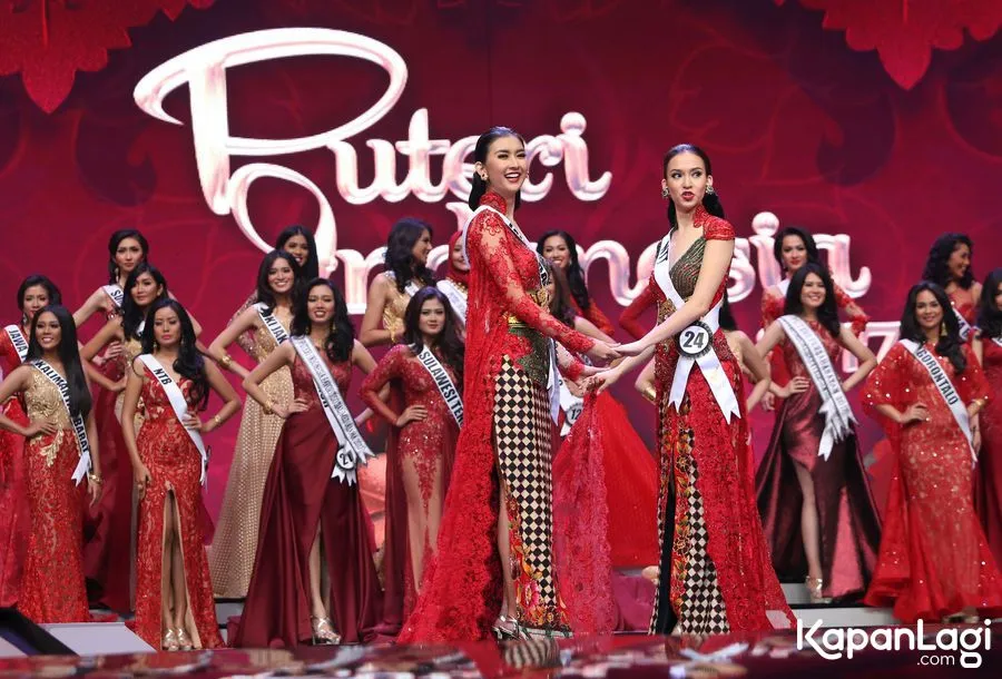 Karina Nadila & Kevin Liliana sebelum ada kesalahan pembacaan urutan pemenang. © KapanLagi.com/Agus Apriyanto