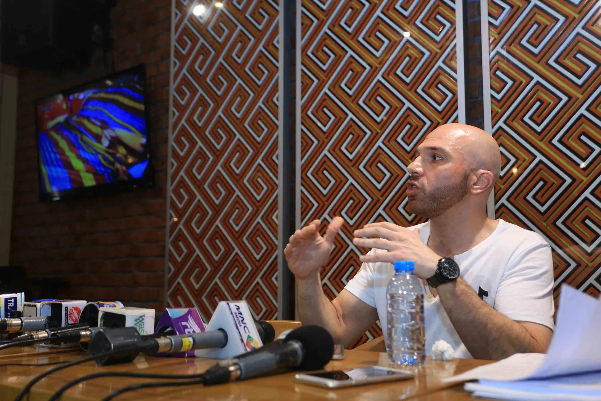 Sajad Ukra menunjukkan berkas yang menjadi bukti kalau ia terus memberi nafkah anak-anak Nikita Mirzani setiap bulan © KapanLagi.com/Bayu Herdianto