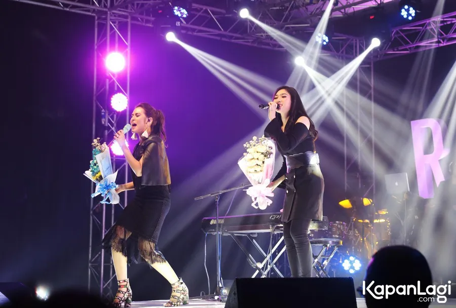 Kedua soloist cantik ini terharu bisa melihat fans mereka bersatu © KapanLagi.com/Budy Santoso