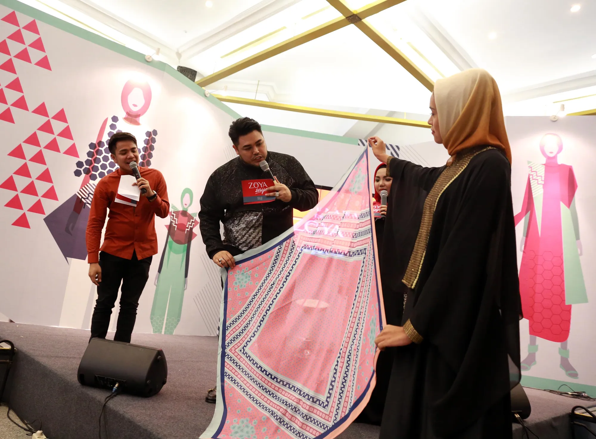 Ivan Gunawan merasa senang ketika melihat hasil karyanya dipakai banyak orang dari kalangan yang berbeda © KapanLagi.com/Muhammad Akrom Sukarya