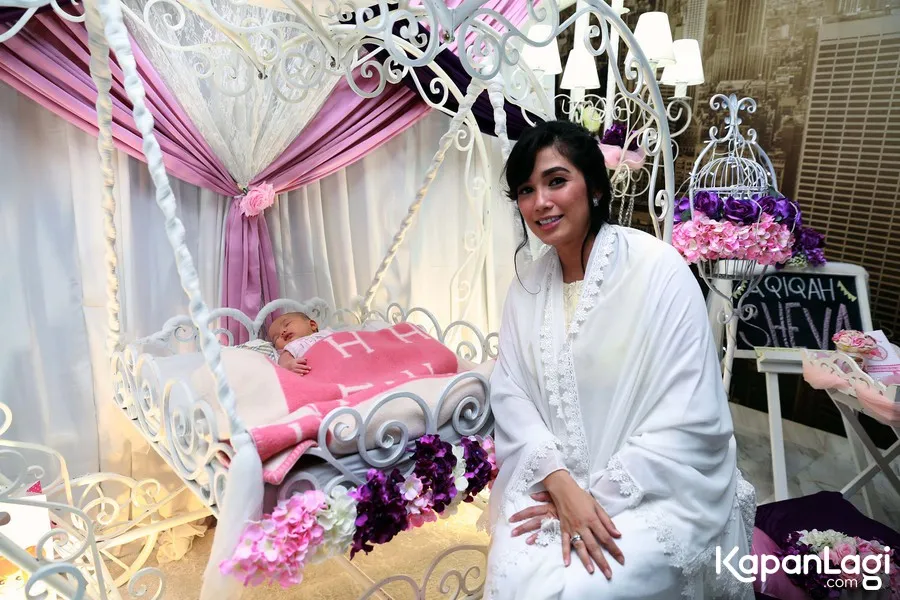 Dekor tempat tidur manis untuk Sheva di acara aqiqah © KapanLagi.com®/Akrom Sukarya